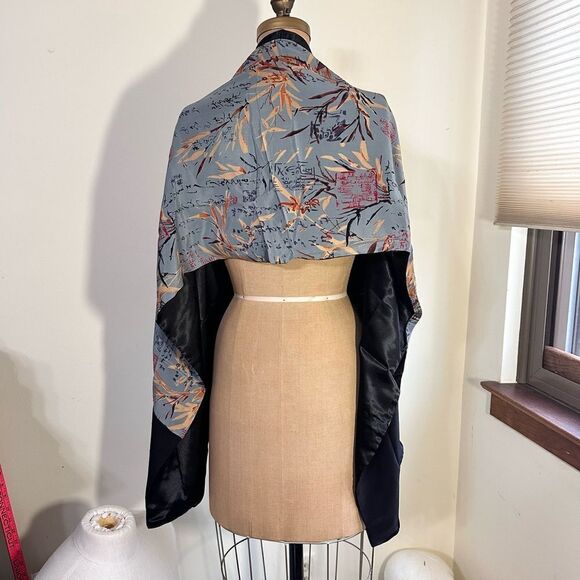 Asian Style grey and black bamboo leaf pattern silk wrap with pockets. OSFM - Picture 8 of 11